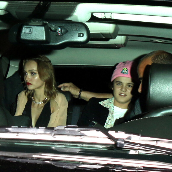 Johnny Depp et ses enfants Lily-Rose et Jack John Christopher, sortent du restaurant "Ago" à Los Angeles . © CPA/Bestimage