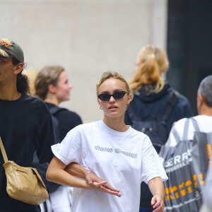 Exclusif - Lily-Rose Depp et son compagnon Yassine Stein se promènent en amoureux à New York le 13 septembre 2022.