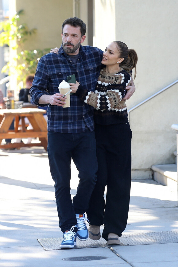 Exclusif - Ben Affleck et sa femme Jennifer Affleck (Lopez) sortent prendre un café en amoureux chez Starbucks à Santa Monica le 11 décembre 20222. 