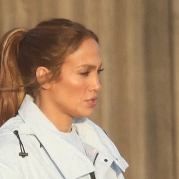 Exclusif - Jennifer Affleck (Lopez) en séance photo pour la boisson énergisante "Bodyarmor Sports Drink" sur la plage de Malibu, le 30 novembre 2022. Récemment, elle s'est confiée dans une interview sur sa première relation avec son mari, B.Affleck, "Il y a vingt ans, je suis tombée amoureuse de l'amour de ma vie...Maintenant, la chose la plus étonnante, incroyable, incroyable s'est produite...la raison pour laquelle nous sommes ici, c'est parce que je veux capturer ce moment dans le temps, parce que c'est encore mieux que la première fois...C'était tellement douloureux après notre rupture. Une fois que nous avons annulé ce mariage, il y a 20 ans, j'étais - ce fut le plus grand chagrin de ma vie. Honnêtement, j'avais l'impression que j'allais mourir", avant d'ajouter "Cela m'a plongé dans une spirale pendant les 18 années suivantes où je n'arrivais tout simplement pas à bien faire les choses. Impossible de faire les choses correctement. Mais maintenant, 20 ans plus tard, il a une fin heureuse. 