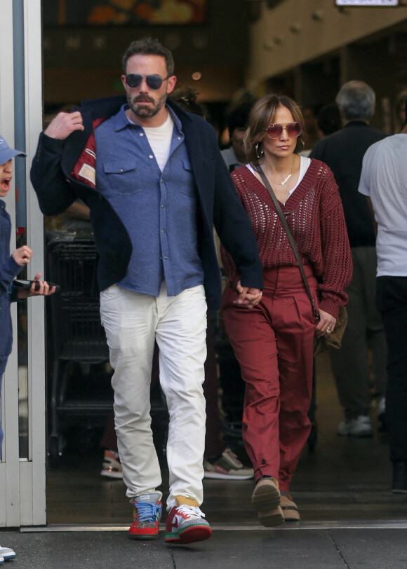 Exclusif - Ben Affleck avec sa femme Jennifer (Lopez) et sa beau-fils Maximilian font du shopping à Culver City le 2 novembre 2022. 