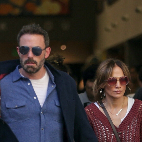 Exclusif - Ben Affleck avec sa femme Jennifer (Lopez) et sa beau-fils Maximilian font du shopping à Culver City le 2 novembre 2022. 