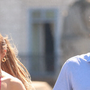 Ben Affleck et sa femme Jennifer Affleck (Lopez) se promènent sur le Pont du Carrousel et arrivent devant la Pyramide du Louvre le jour du 53ème anniversaire de J.Lo lors de leur lune de miel à Paris le 24 juillet 2022. 