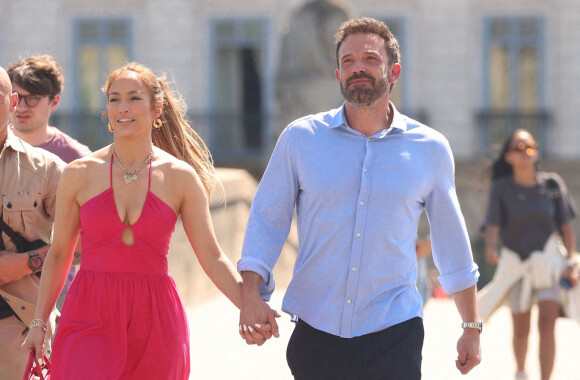 Ben Affleck et sa femme Jennifer Affleck (Lopez) se promènent sur le Pont du Carrousel et arrivent devant la Pyramide du Louvre le jour du 53ème anniversaire de J.Lo lors de leur lune de miel à Paris le 24 juillet 2022. 