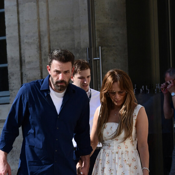 Ben Affleck et sa femme Jennifer Affleck (Lopez) ont visité le musée National Picasso avec leurs enfants respectifs Seraphina, Violet, Maximilian et Emme lors de leur lune de miel avant de rentrer à l'hôtel Crillon à Paris le 23 juillet 2022. 