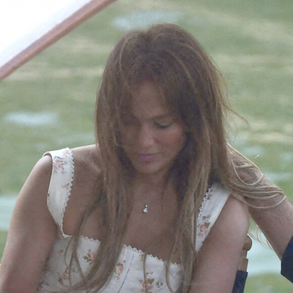 Ben Affleck et sa femme Jennifer Affleck (Lopez) font une croisière sur la seine avec leurs enfants respectifs Seraphina, Violet, Maximilian et Emme lors de leur lune de miel à Paris le 23 juillet 2022.