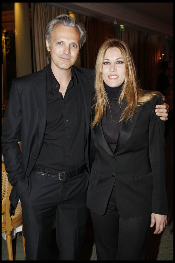 Mathilde Seigner et son compagnon Mathieu Petit à Paris le 19 mars 2012.