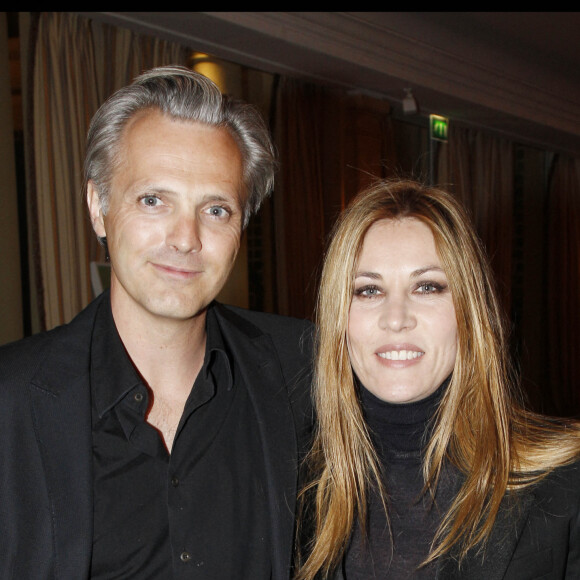 Mathilde Seigner et son compagnon Mathieu Petit à Paris le 19 mars 2012.
