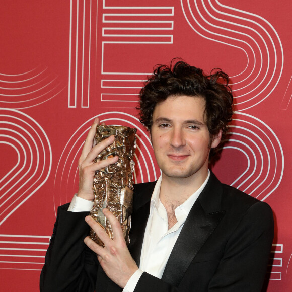 Vincent Lacoste (habillé en Lacoste) (César du meilleur acteur dans un second rôle pour le film " Illusions perdues ") - Press Room de la 47ème édition de la cérémonie des César à l'Olympia à Paris le 25 février 2022. © Borde / Jacovides / Bestimage