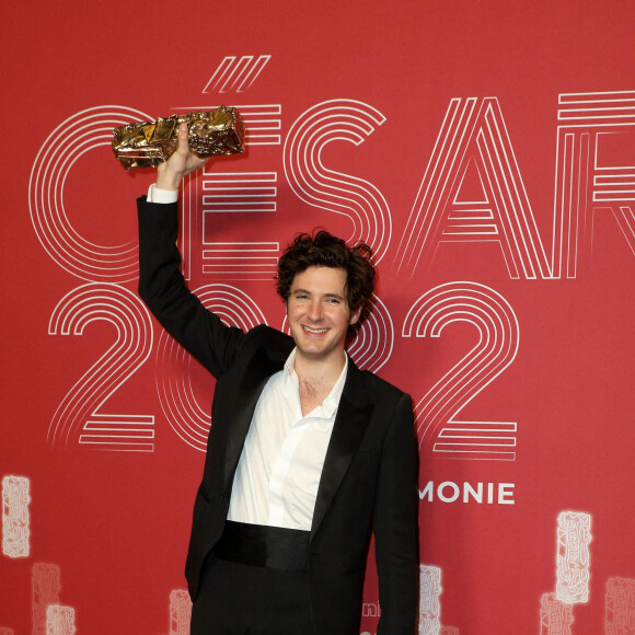 Vincent Lacoste (habillé en Lacoste) (César du meilleur acteur dans un second rôle pour le film " Illusions perdues ") - Press Room de la 47ème édition de la cérémonie des César à l'Olympia à Paris le 25 février 2022. © Borde / Jacovides / Bestimage