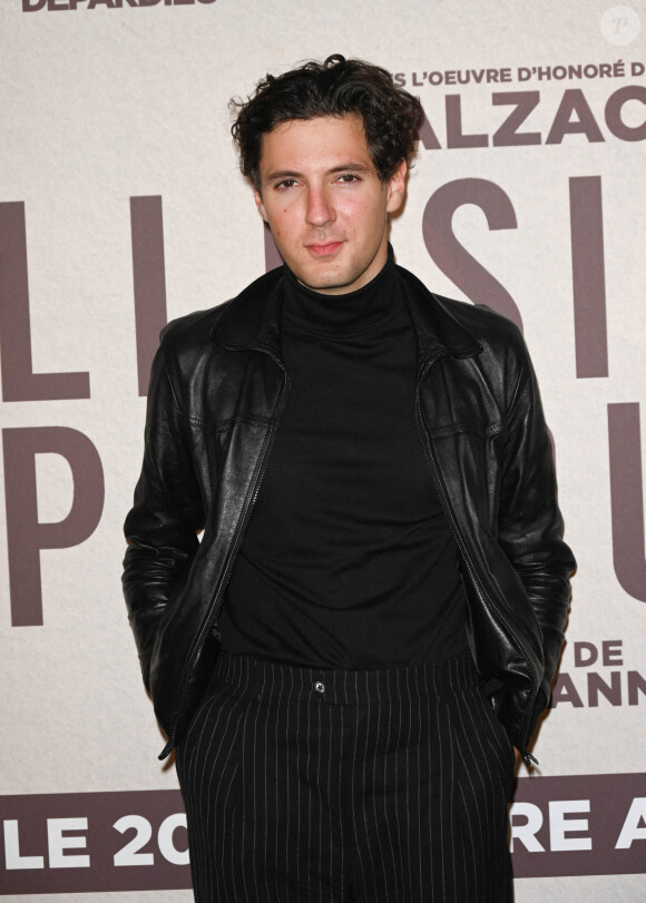 Vincent Lacoste lors du photocall de l'avant première du film "Illusions perdues" au cinéma UGC Normandie à Paris le 4 octobre 2021. © Coadic Guirec / Bestimage