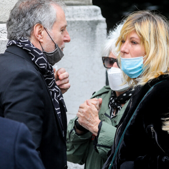 Laurent Olmedo, Mathilde Seigner et Catherine Lara - Sorties des obsèques de Yves Rénier en l'église Saint-Pierre de Neuilly-sur-Seine, France, le 30 avril 2021.