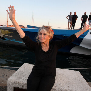 Exclusif - Brigitte Bardot pose avec l'équipage de Brigitte Bardot Sea Shepherd, le célèbre trimaran d'intervention de l'organisation écologiste, sur le port de Saint-Tropez, le 26 septembre 2014 en escale pour 3 jours à deux jours de ses 80 ans. Cela fait au moins dix ans qu'elle n'est pas apparue en public sur le port tropézien.