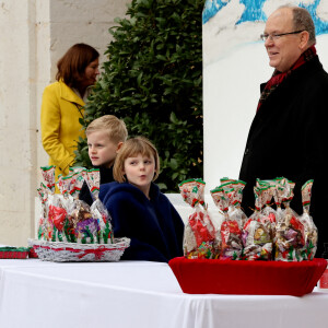 Le prince Albert II de Monaco et ses enfants Le prince héréditaire Jacques de Monaco et La princesse Gabriella de Monaco lors du traditionnel arbre de Noël du palais princier à Monaco le 14 décembre 2022. Le couple princier et leurs enfants ont distribué cadeaux et friandises aux enfants monégasques, dans la cour du Palais. © Claudia Albuquerque / Bestimage 