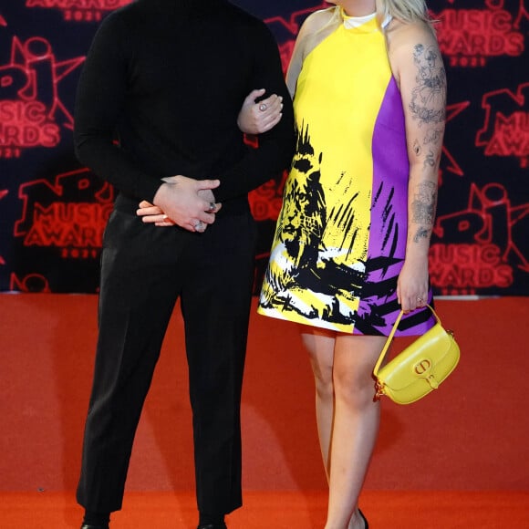 Florian Rossi et sa compagne Louane Emera lors de la 23ème édition des NRJ Music Awards 2021 au Palais des Festivals de Cannes, le 20 novembre 2021. 