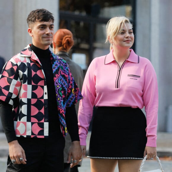 Louane Emera et son compagnon Florian Rossi arrivent au défilé de mode Miu Miu lors de la Fashion Week printemps/été 2022 à Paris, France, le 5 octobre 2021. © Veeren Ramsamy-Christophe Clovis/Bestimage 