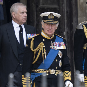 Le prince Andrew, duc d'York, Le roi Charles III d'Angleterre, La princesse Anne,Le prince Edward, duc de Kent - Procession du cercueil de la reine Elizabeth II d'Angleterre de Wesminster Hall où il était exposé au public, jusqu'à l'Abbaye de Westminster. Le cercueil est installé sur l'affût du canon, puis tiré par 142 marins de la Royal Navy à l'aide de cordages, dans la plus pure tradition de la monarchie britannique. Cette tradition remonte aux funérailles d'Etat de la reine Victoria en février 1901. Londres, le 19 septembre 2022. 