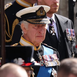 Le roi Charles III d'Angleterre, le prince Harry, duc de Sussex - Sorties du service funéraire à l'Abbaye de Westminster pour les funérailles d'Etat de la reine Elizabeth II d'Angleterre. Le 19 septembre 2022 