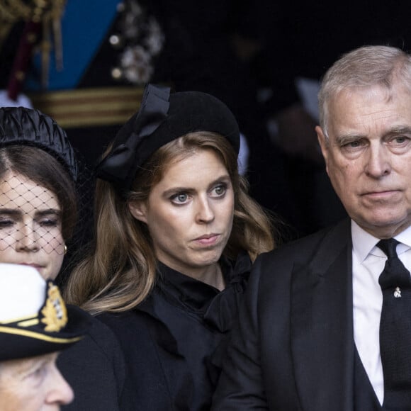 La princesse Anne, la princesse Eugenie d'York, la princesse Beatrice d'York et le prince Andrew - Procession cérémonielle du cercueil de la reine Elisabeth II du palais de Buckingham à Westminster Hall à Londres le 14 septembre 2022. 