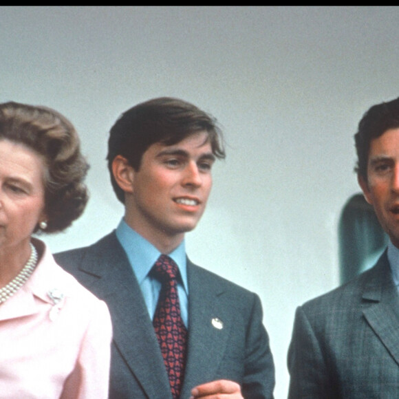 Le prince Edward, la reine Elizabeth II, le prince Andrew et le prince Charles en 1976