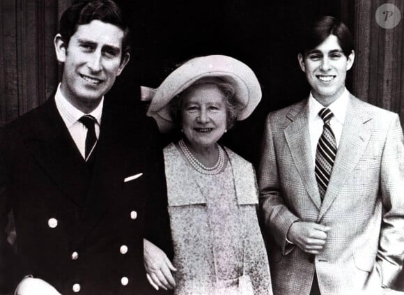 Le prince Charles, la reine mère et le prince Andrew le 1er août 1975