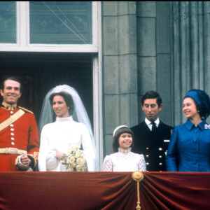 Archives - La princesse Anne et son mari Park Phillips le jour de leur mariage en 1973, entourés du prince Charles, de la reine Elizabeth II, du prince Andrew et du prince Philip, duc d'Edibourg sur le balcon du palais de Buckingham.