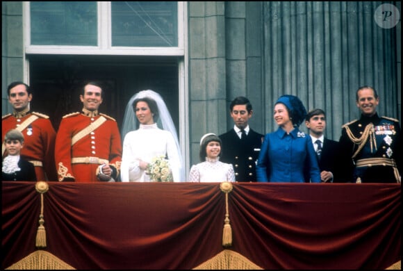 Archives - La princesse Anne et son mari Park Phillips le jour de leur mariage en 1973, entourés du prince Charles, de la reine Elizabeth II, du prince Andrew et du prince Philip, duc d'Edibourg sur le balcon du palais de Buckingham.
