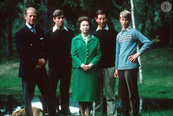 La reine Elizabeth II, son mari le prince Philip et leurs 3 garçons le prince Andrew, duc d'York, le prince Charles, prince de Galles et le prince Edward, comte de Wessex à Balmoral en 1975