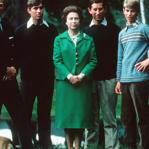 La reine Elizabeth II, son mari le prince Philip et leurs 3 garçons le prince Andrew, duc d'York, le prince Charles, prince de Galles et le prince Edward, comte de Wessex à Balmoral en 1975