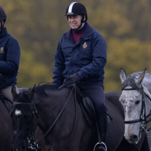 Le prince Andrew, duc d'York monte à cheval dans le parc de Windsor le 26 novembre 2022. 