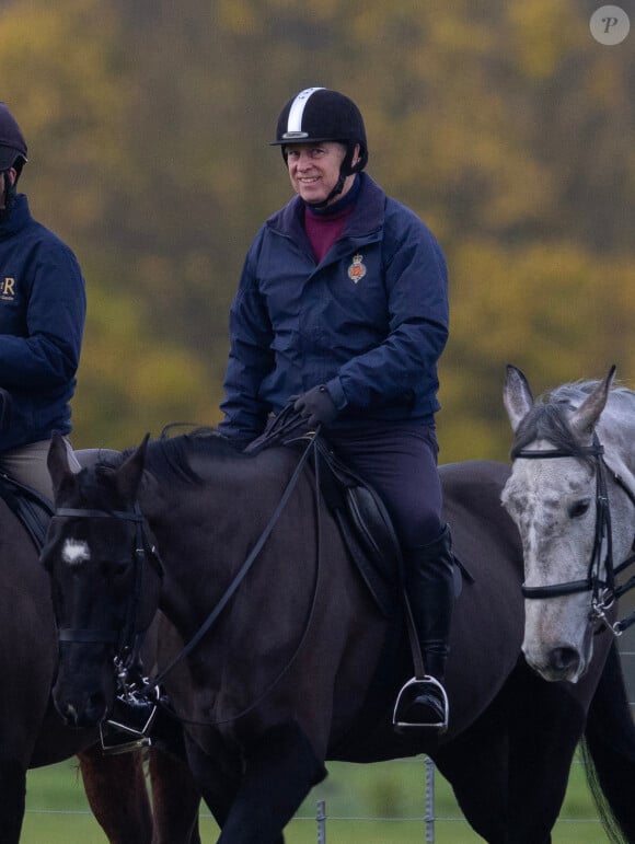 Le prince Andrew, duc d'York monte à cheval dans le parc de Windsor le 26 novembre 2022. 