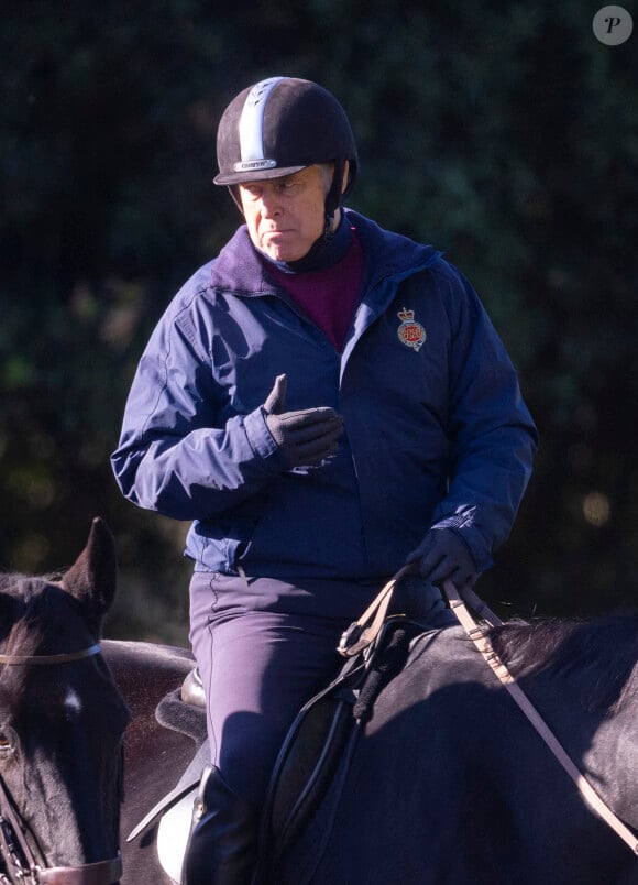 Le prince Andrew, duc d'York, fait une promenade matinale à cheval à Windsor, le 10 octobre 2022. 