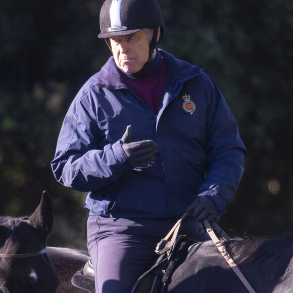 Le prince Andrew, duc d'York, fait une promenade matinale à cheval à Windsor, le 10 octobre 2022. 