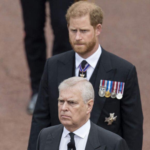 Le prince Andrew, duc d'York, Le prince Harry, duc de Sussex - Procession pédestre des membres de la famille royale depuis la grande cour du château de Windsor (le Quadrangle) jusqu'à la Chapelle Saint-Georges, où se tiendra la cérémonie funèbre des funérailles d'Etat de reine Elizabeth II d'Angleterre. Windsor, le 19 septembre 2022