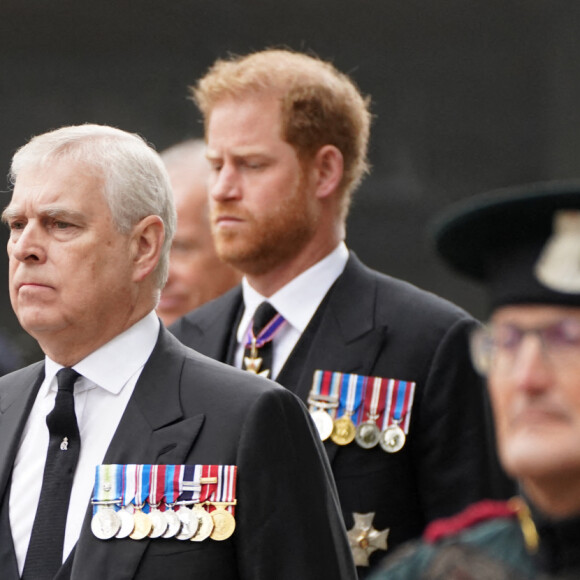 Le prince Andrew, duc d'York, le prince Harry, duc de Sussex - Arrivées au service funéraire à l'Abbaye de Westminster pour les funérailles d'Etat de la reine Elizabeth II d'Angleterre le 19 septembre 2022. © James Manning / PA via Bestimage 