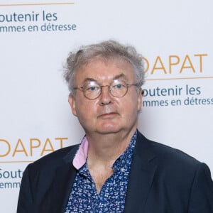 Dominique Besnehard - Photocall de la première édition "Les Coups de Coeur DAPAT" au théâtre Marigny à Paris le 27 septembre 2021. Le fonds de dotation DAPAT à pour mission prioritaire de lutter contre l'exclusion, l'isolement et la pauvreté des femmes en détresse et des mères SDF. Plus globalement, il entend favoriser l'insertion sociale et professionnelle ainsi que l'autonomie et la dignité de ces personnes, en proposant un parcours complet d'accompagnement pour la réinsertion dans la société et sur le marché du travail. © JB Autissier/Panoramic/Bestimage