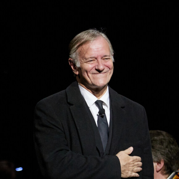 Exclusif - Francis Huster - Scène - Spectacle symphonique Claude Lelouch "D'un film à l'autre" au Palais des Congrès de Paris le 14 novembre 2022. Pour Fêter ses 85 ans et 60 de carrière, Claude Lelouch a créé un ciné-concert, "Claude Lelouch - D'un film à l'autre", dans lequel la musique de ses films est jouée par l'orchestre philharmonique de Prague, au Palais des Congrès à Paris. Sur le gâteau, son chiffre fétiche : 13 car 85 ans (8+5 = 13). Claude Lelouch associe le 13 à toute sa vie professionnelle : sa société "Les films 13" et son cinéma, le "Club 13. © Moreau / Rindoff / Bestimage 