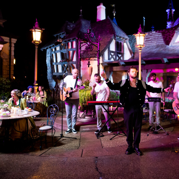 Exclusif - Claudio Capéo - Jour 2 - Tournage de l'émission "Nuit magique dans le monde de Disney" à Disneyland Paris, diffusée le 27 décembre sur M6 © Tiziano Da Silva-Cyril Moreau / Bestimage 