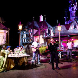 Exclusif - Claudio Capéo - Jour 2 - Tournage de l'émission "Nuit magique dans le monde de Disney" à Disneyland Paris, diffusée le 27 décembre sur M6 © Tiziano Da Silva-Cyril Moreau / Bestimage 