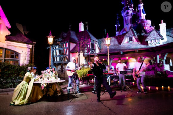 Exclusif - Claudio Capéo - Jour 2 - Tournage de l'émission "Nuit magique dans le monde de Disney" à Disneyland Paris, diffusée le 27 décembre sur M6 © Tiziano Da Silva-Cyril Moreau / Bestimage 