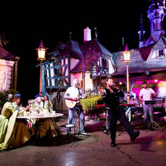 Exclusif - Claudio Capéo - Jour 2 - Tournage de l'émission "Nuit magique dans le monde de Disney" à Disneyland Paris, diffusée le 27 décembre sur M6 © Tiziano Da Silva-Cyril Moreau / Bestimage 