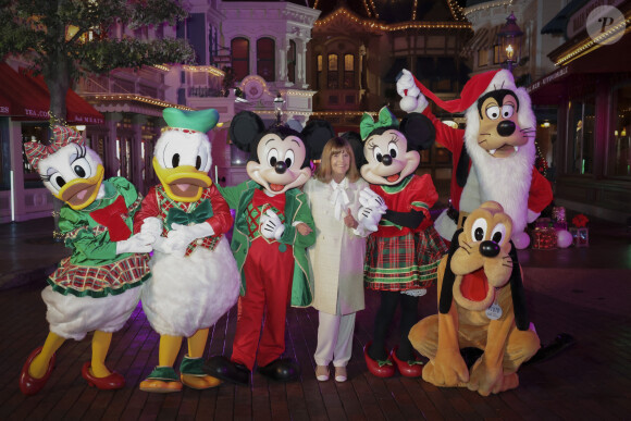 Exclusif - Daisy, Donald, Mickey, Chantal Goya, Minnie, Pluto, Dingo - Jour 3 - Tournage de l'émission "Nuit magique dans le monde de Disney" à Disneyland Paris, diffusée le 27 décembre sur M6. Le 9 septembre 2022 © C.Moreau-J.Tribeca / Bestimage 