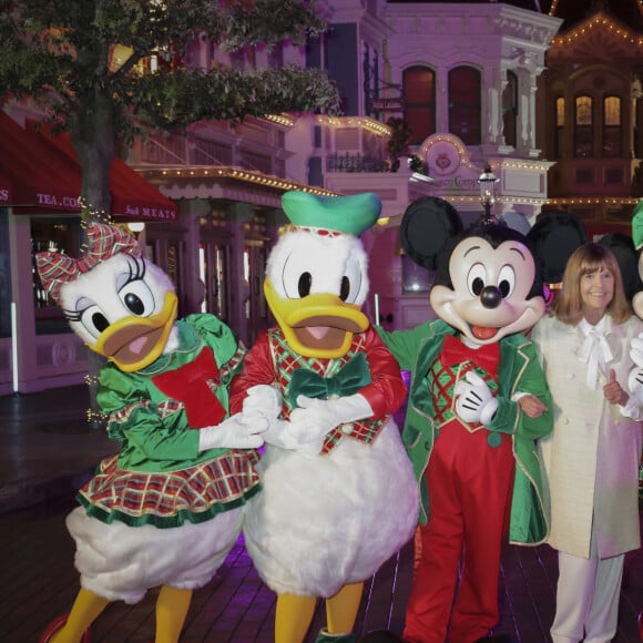 Exclusif - Daisy, Donald, Mickey, Chantal Goya, Minnie, Pluto, Dingo - Jour 3 - Tournage de l'émission "Nuit magique dans le monde de Disney" à Disneyland Paris, diffusée le 27 décembre sur M6. Le 9 septembre 2022 © C.Moreau-J.Tribeca / Bestimage 