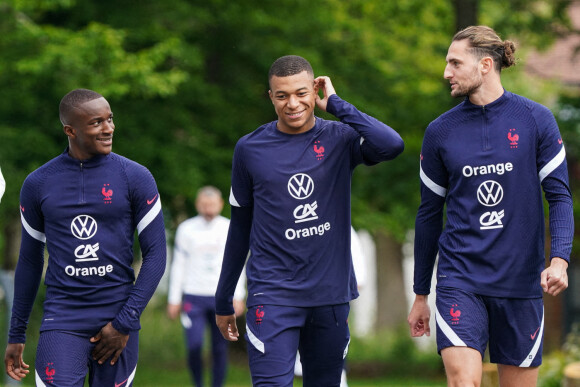 Moussa Diaby, Kylian Mbappe et Adrien Rabiot - Entrainement de l'Equipe de France A au Centre National du Football, à Clairefontaine-en-Yvelines, le 29 mai 2022.