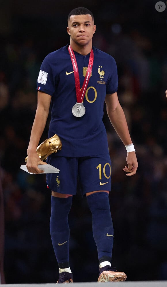 Kylian Mbappé - Remise du trophée de la Coupe du Monde au Qatar à l'équipe d'argentine après sa victoire contre la France en finale. Doha. © David Klein/Sportimage/Cal Sport Media/Zuma Press/Bestimage