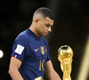 Kylian Mbappé passant devant le trophee de la coupe du monde sans le regarder - Remise du trophée de la Coupe du Monde 2022 au Qatar (FIFA World Cup Qatar 2022) à l'équipe d'argentine après sa victoire contre la France en finale (3-3 - tab 2-4). Doha, le 18 décembre 2022.