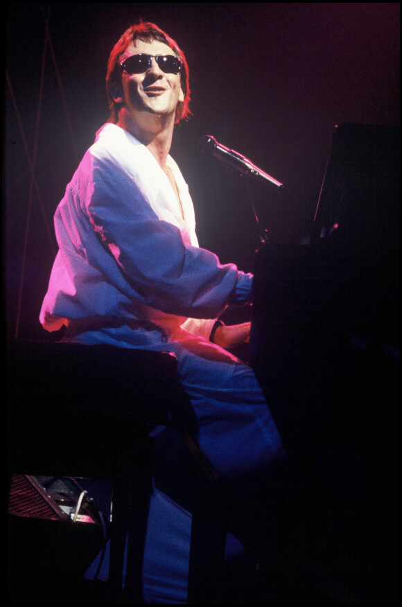 Archives - Gilbert Montagné sur scène lors d'un concert à l'Olympia en 1985