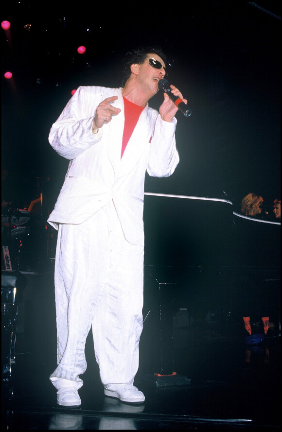 Archives - Gilbert Montagné sur scène lors d'un concert à l'Olympia en 1986