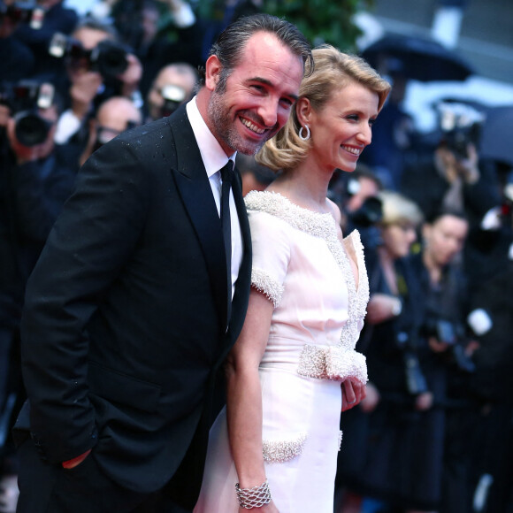 Jean Dujardin et Alexandra Lamy - Montée des marches du film "Thérèse Desqueroux" pour la cérémonie de clôture du 65ème festival de Cannes le 27 mai 2012.