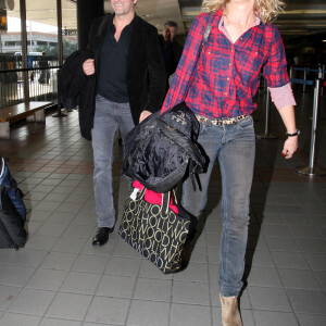Jean Dujardin et sa femme Alexandra Lamy à l'aéroport de Los Angeles le 16 janvier 2012